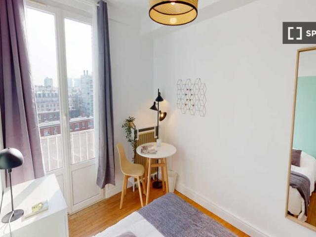 Chambre dans un appartement partagé de 4 chambres à Paris