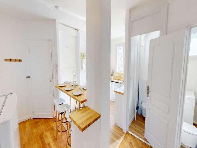 Chambre dans un appartement partagé de 5 chambres à Paris