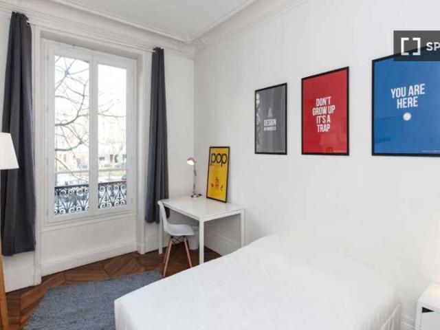 Chambre dans un appartement partagé de 5 chambres à République, Paris