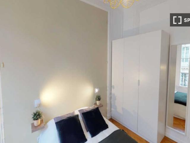 Chambre dans un appartement partagé de 6 chambres à Chaillot, Paris