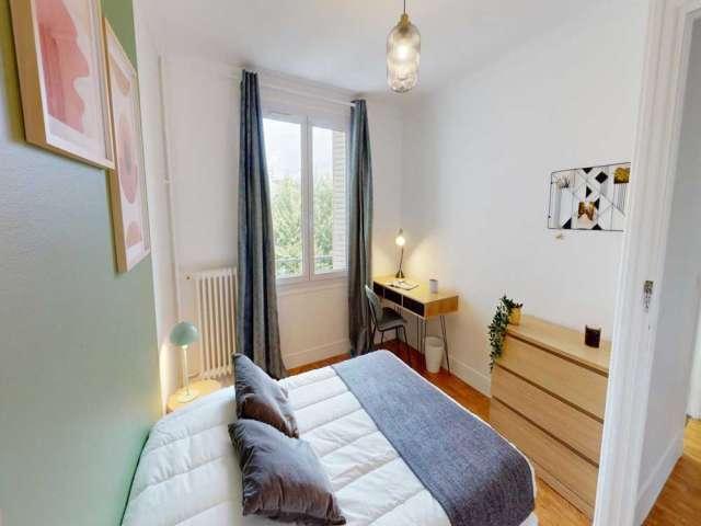 Chambre dans un appartement partagé de 6 chambres à Paris