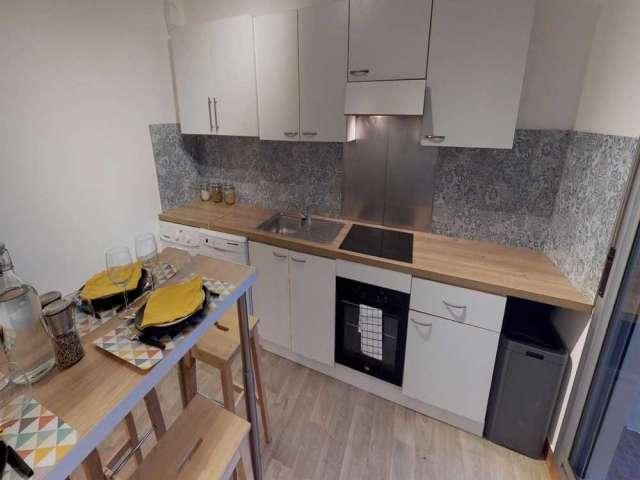 Chambre dans un appartement partagé de 6 chambres à Vaise Rochecardon