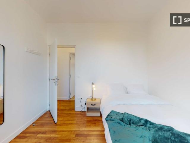 Chambre dans un appartement partagé de 8 chambres à Petite Garenne