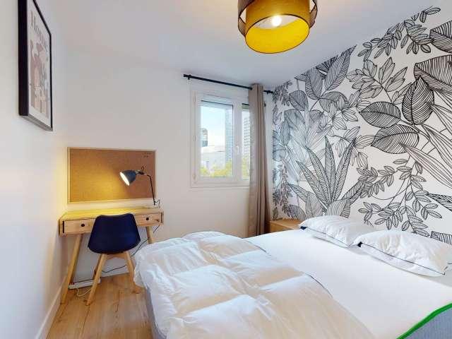 Chambre dans un appartement partagé de 8 chambres à Puteaux