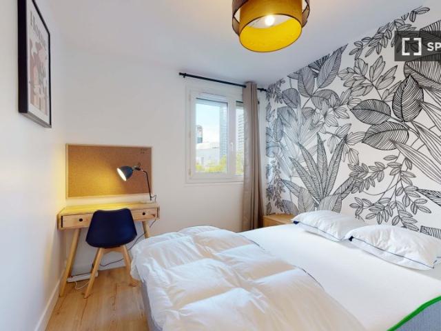 Chambre dans un appartement partagé de 8 chambres à Puteaux