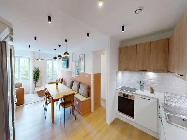 Chambre dans un appartement partagé de 9 chambres à Paris