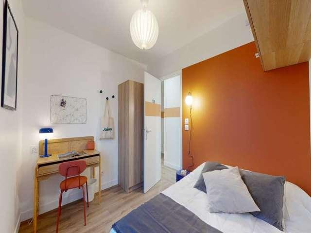 Chambre dans un appartement partagé de 9 chambres à Paris