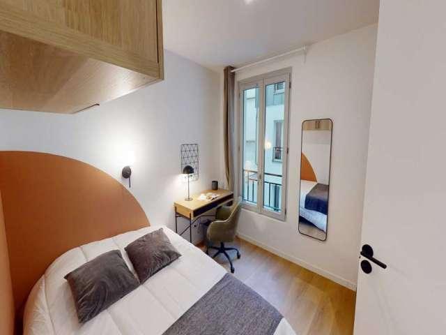 Chambre dans un appartement partagé de 9 chambres à Paris