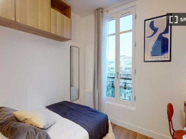 Chambre dans un appartement partagé de 9 chambres à Paris