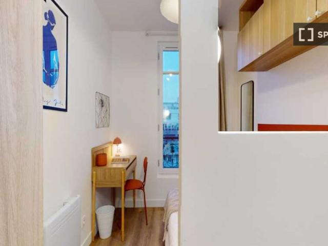 Chambre dans un appartement partagé de 9 chambres à Paris
