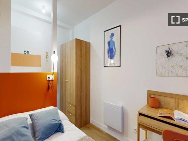 Chambre dans un appartement partagé de 9 chambres à Paris
