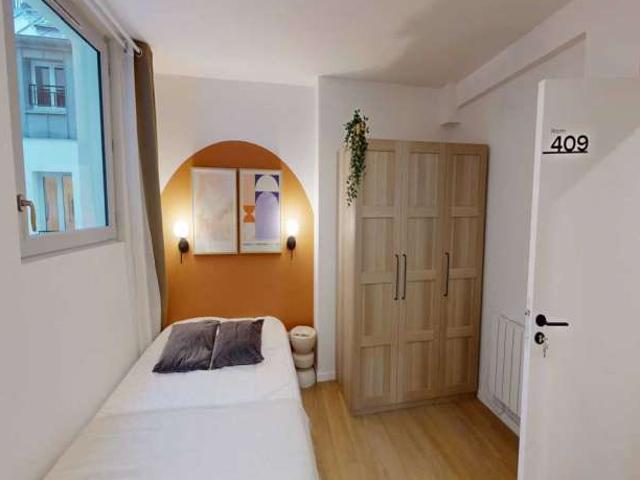 Chambre dans un appartement partagé de 9 chambres à Paris