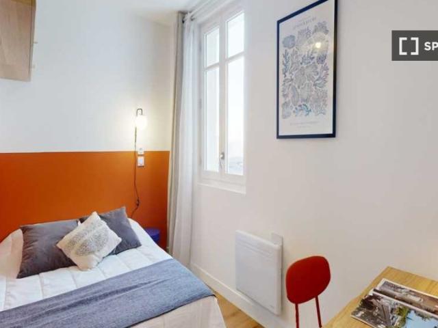 Chambre dans un appartement partagé de 9 chambres à Paris