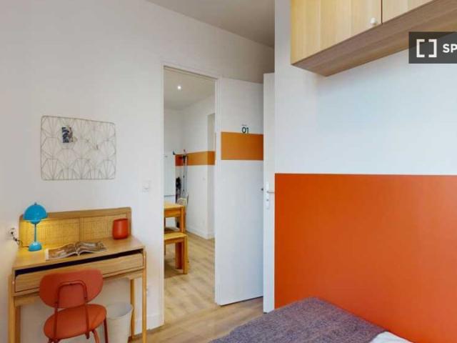 Chambre dans un appartement partagé de 9 chambres à Paris