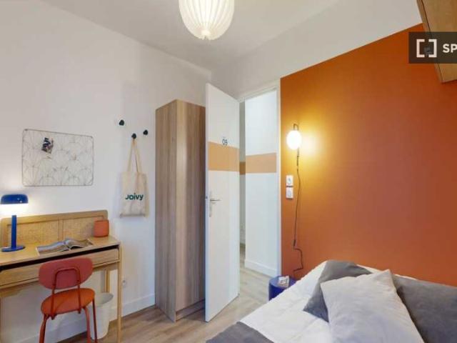 Chambre dans un appartement partagé de 9 chambres à Paris