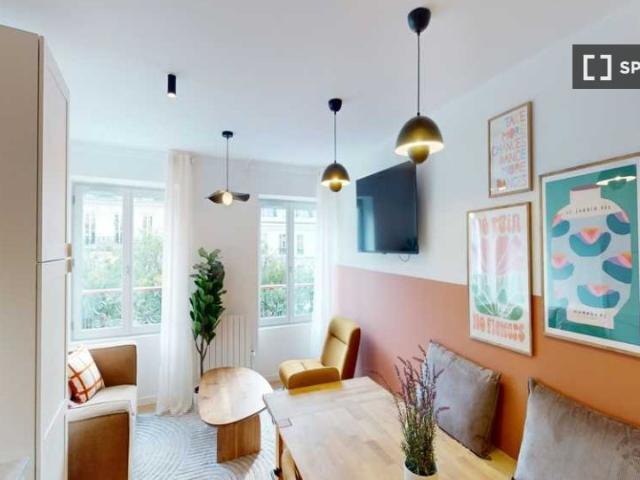Chambre dans un appartement partagé de 9 chambres à Paris