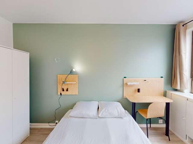 Chambre dans un appartement partagé de 10 chambres, Place des Fêtes, Paris