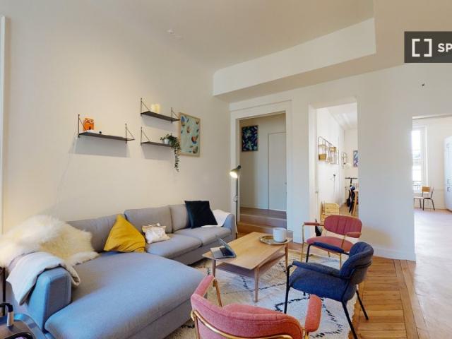 Chambre dans un appartement partagé de 10 pièces à Blanche Trinité, Paris