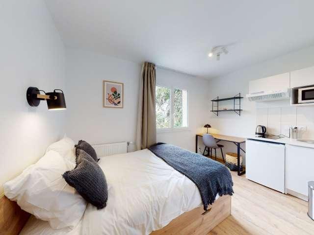 Chambre dans un appartement partagé de 11 chambres à Romainville