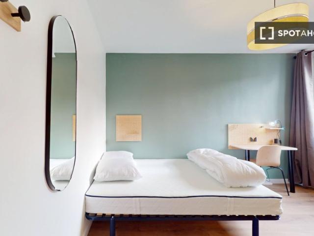 Chambre dans un appartement partagé de 12 chambres, Vaugirard, Paris