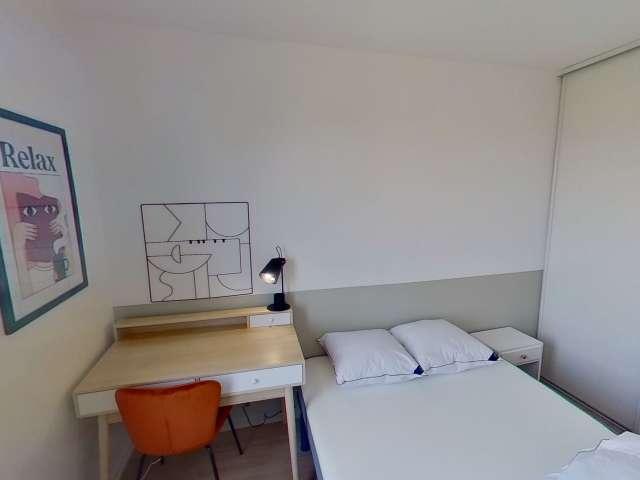 Chambre dans un appartement partagé de 12 chambres à Orgemont, Paris