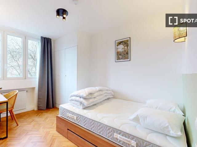 Chambre dans un appartement partagé de 12 chambres à Agents Sarre