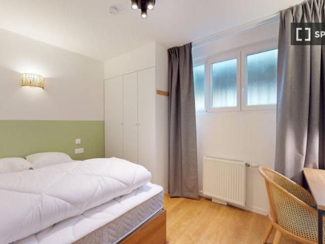 Chambre dans un appartement partagé de 12 chambres à Agents Sarre