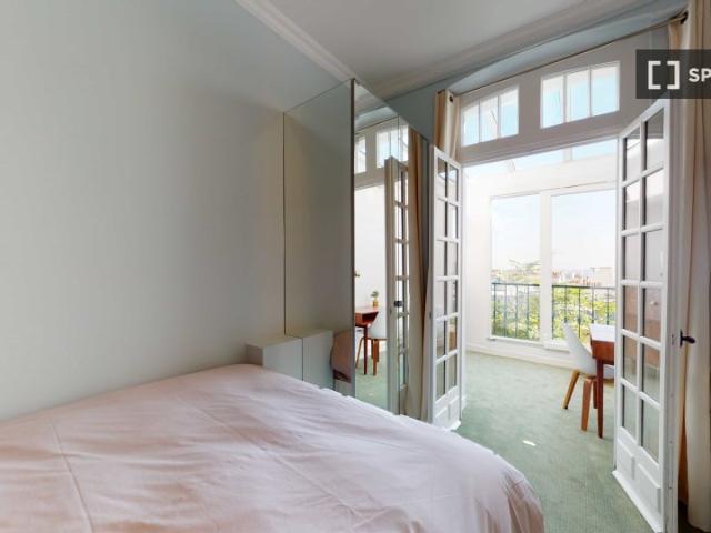 Chambre dans un appartement partagé de 14 chambres à Montmartre