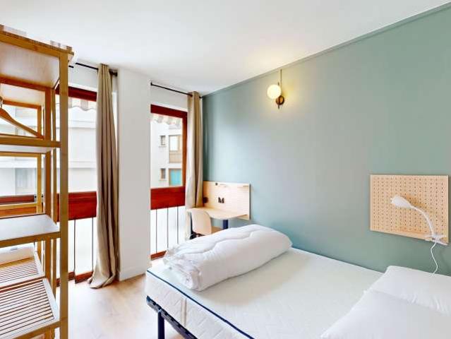 Chambre dans un appartement partagé de 14 chambres, Buttes aux Cailles, Paris