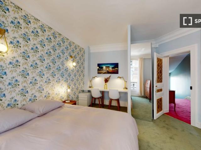 Chambre dans un appartement partagé de 14 lits, Montmartre, Paris