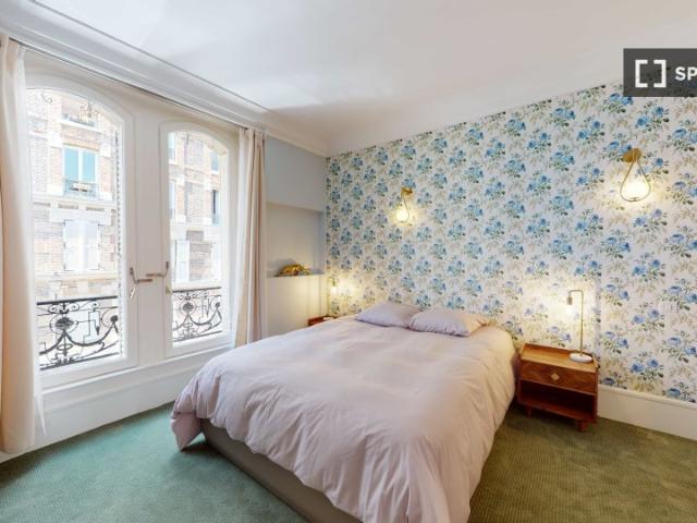 Chambre dans un appartement partagé de 14 lits, Montmartre, Paris