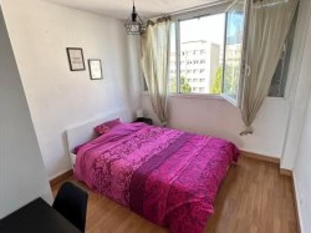 Chambre dans un appartement partagé de 3 chambres à louer à Joliot Curie