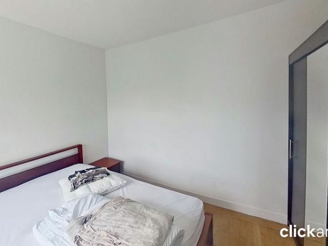 Chambre dans une convivial et fonctionnel