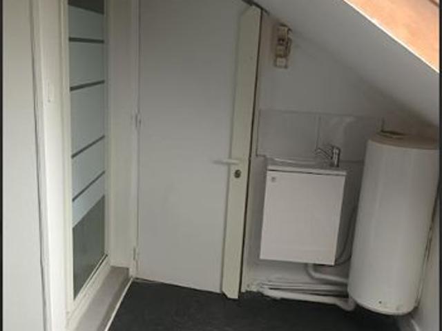 Chambre de bonne avec douche. Rue Truffaut proche Batignolles