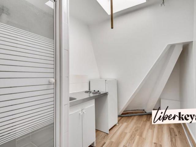 Chambre de service 8 m² Pigalle Paris 9 – Équipée, rénovée, clé en main