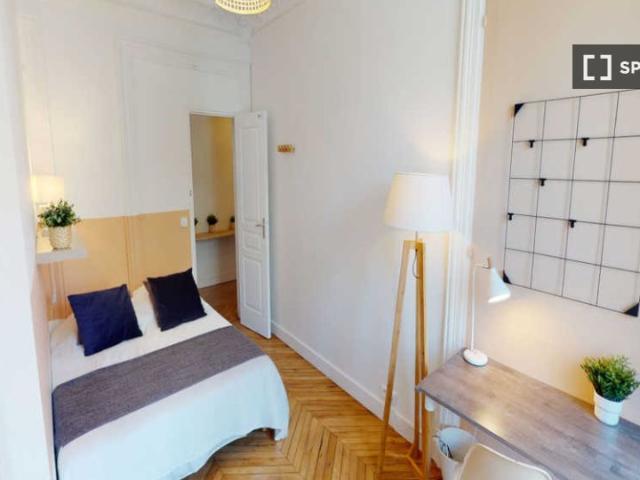 Chambre dans un appartement partagé de 4 chambres à Paris