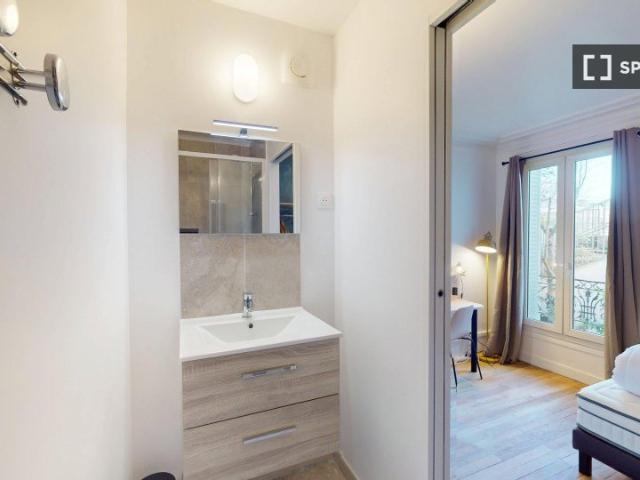 Chambre dans un appartement partagé de 4 personnes à Manin Jaurès, Paris