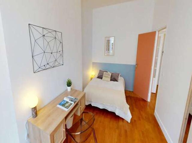 Chambre à louer dans un appartement partagé de 5 chambres à Paris