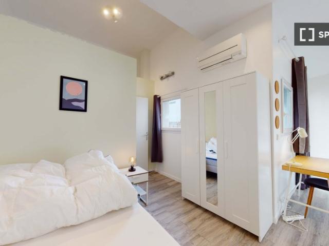 Chambre en colocation dans un appartement de 7 chambres à louer à Suresnes, Paris