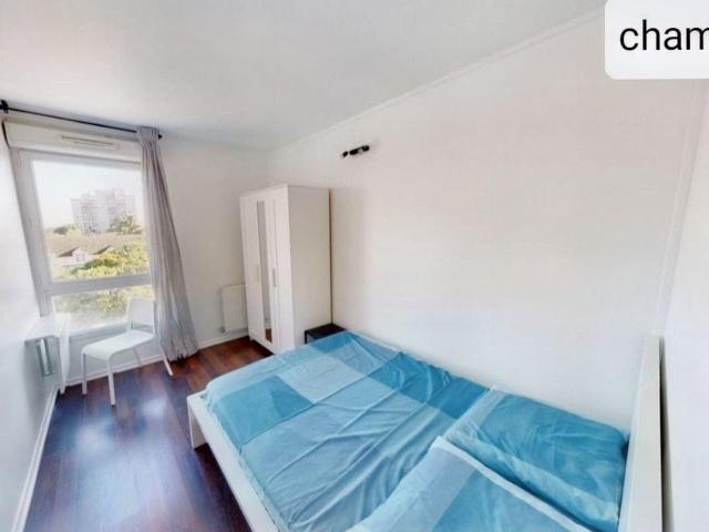 Chambre lumineuse dans une résidence sécurisée