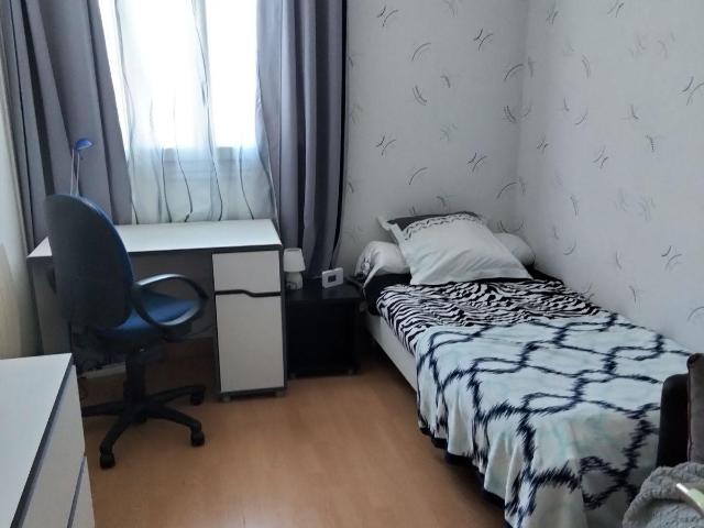 Chambre lumineuse et confortable