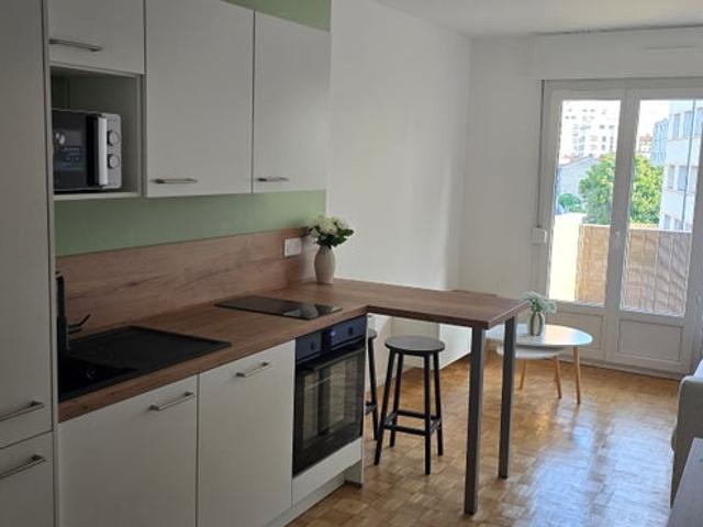 Chambre rénovée Gratte Ciel – Métro 2 min – Balcon