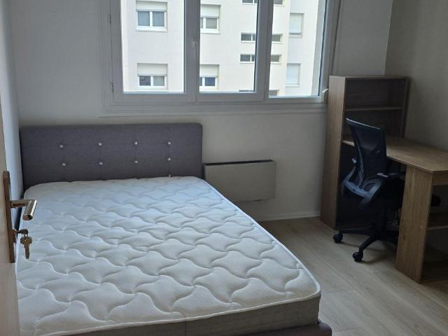 Chambre rénovée Gratte Ciel – Métro 2 min – Balcon