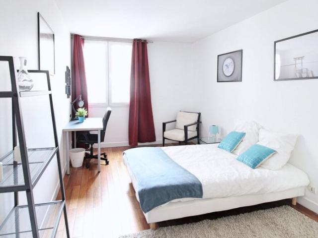 Chambre spacieuse et lumineuse