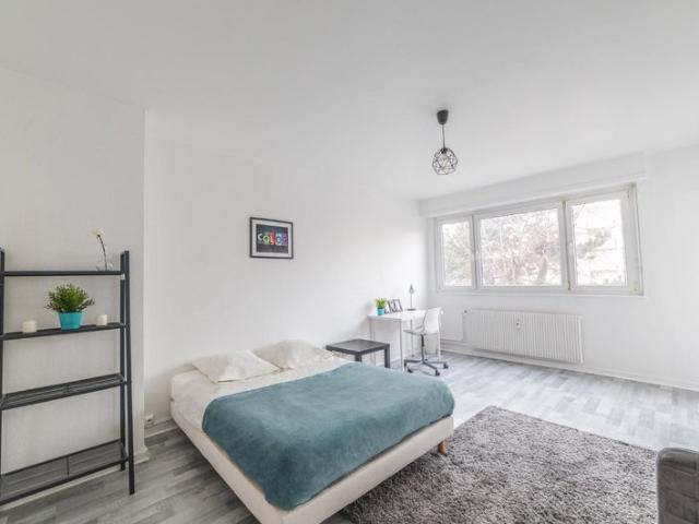 Chambre spacieuse et lumineuse