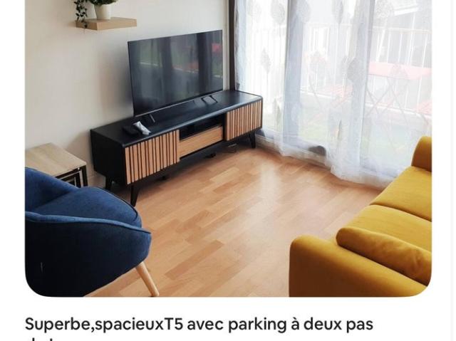 Chambre spacieuse et lumineuse au pied du tram
