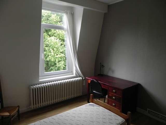 Chambres à louer dans une maison de 8 chambres à Mons En Barœul