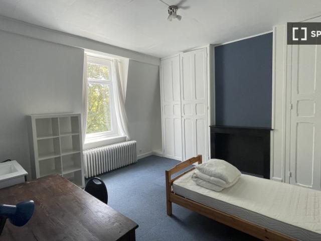 Chambres à louer dans une maison de 8 chambres à Mons En Barœul