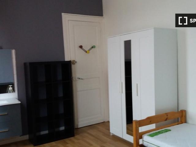 Chambres à louer dans une maison de 8 chambres à Mons En Barœul