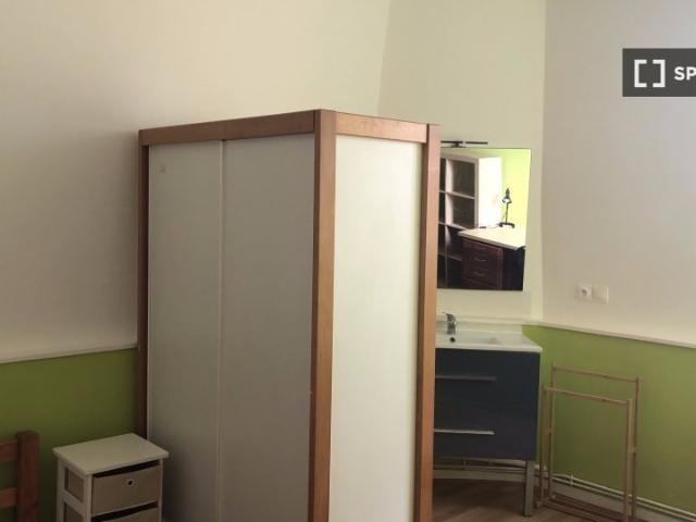 Chambres à louer dans une maison de 8 chambres à Mons En Barœul